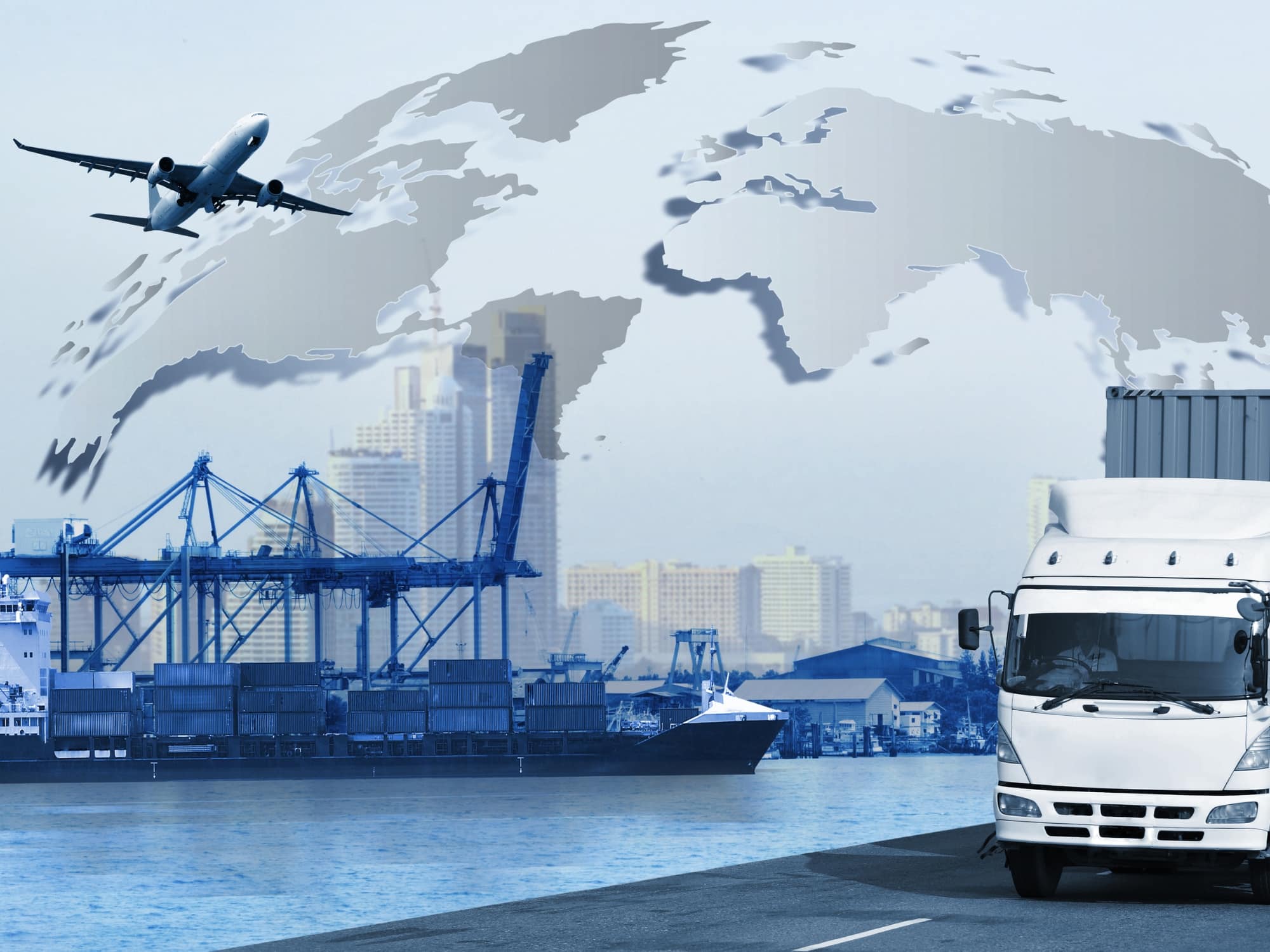 Frachtschiff, Flugzeug und Lkw in einem Hafen mit einer Weltkarte als Overlay, die den globalen Transport und die Logistik darstellt - ideal für die Suche nach Führungskräften im Bereich Transport und Logistik.