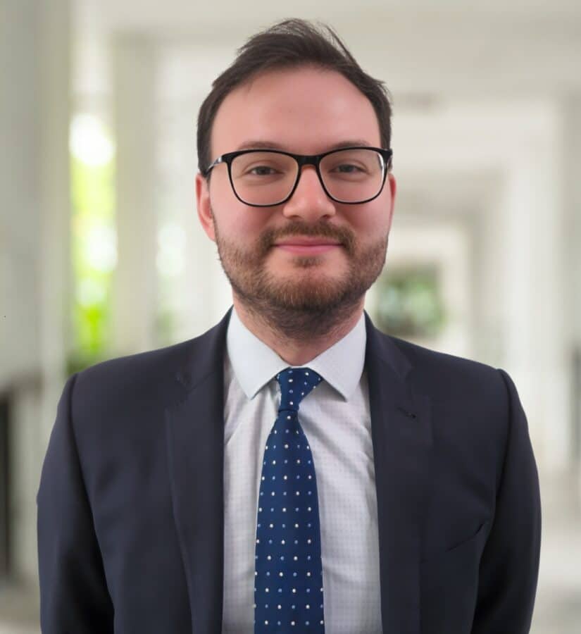 Ein Mann in Anzug und Krawatte.